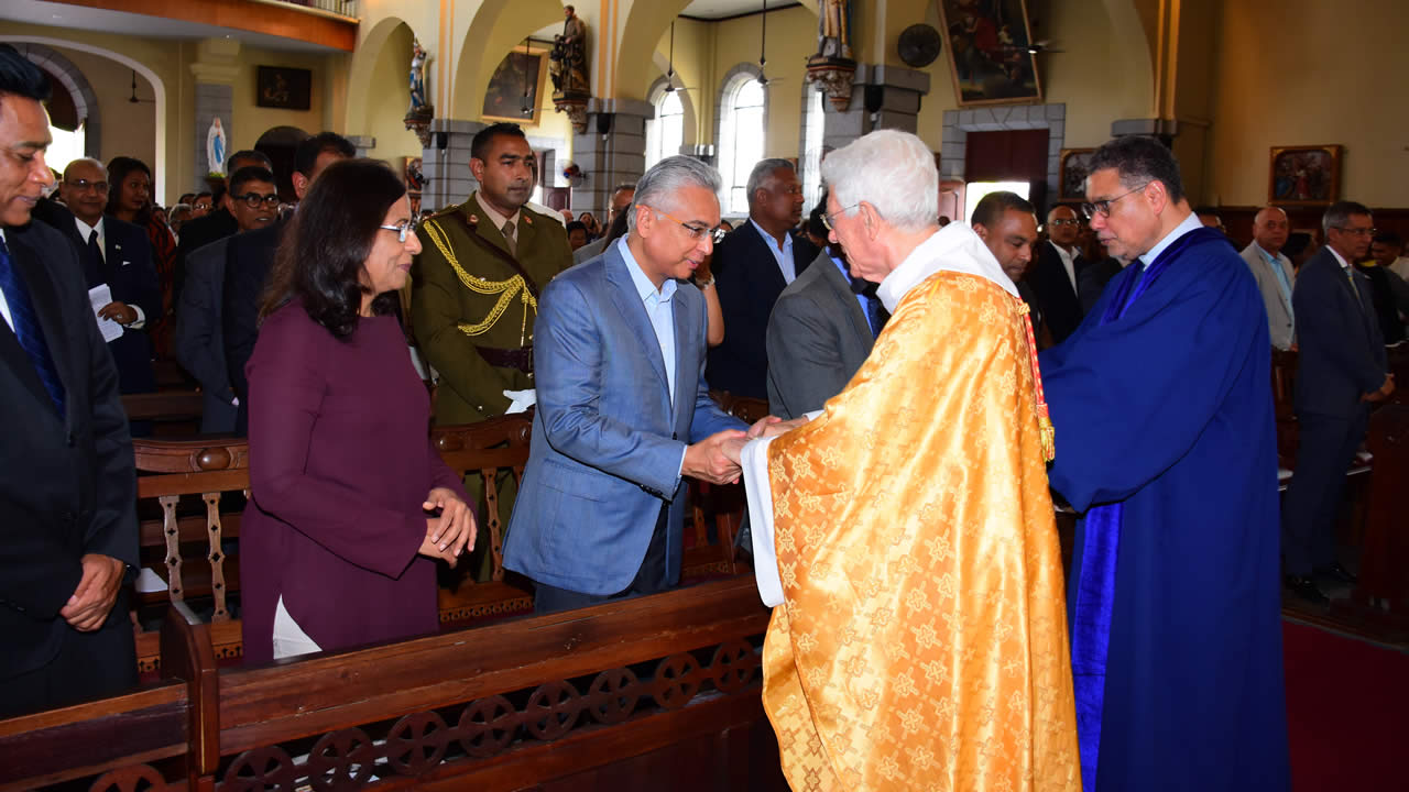 Le Cardinal Maurice E. Piat saluant le Premier ministre Pravind Jugnauth.