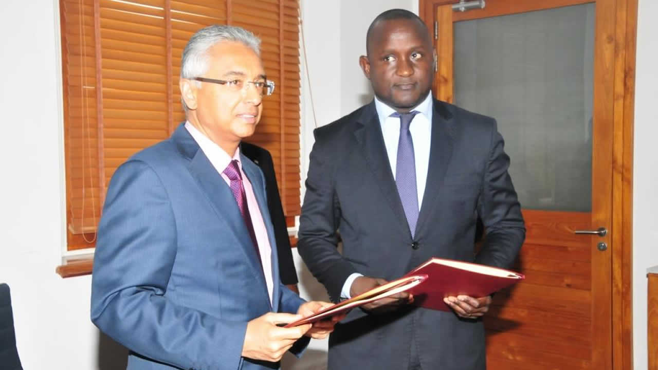 Pravind Jugnauth et Papa Amadou Sarr.
