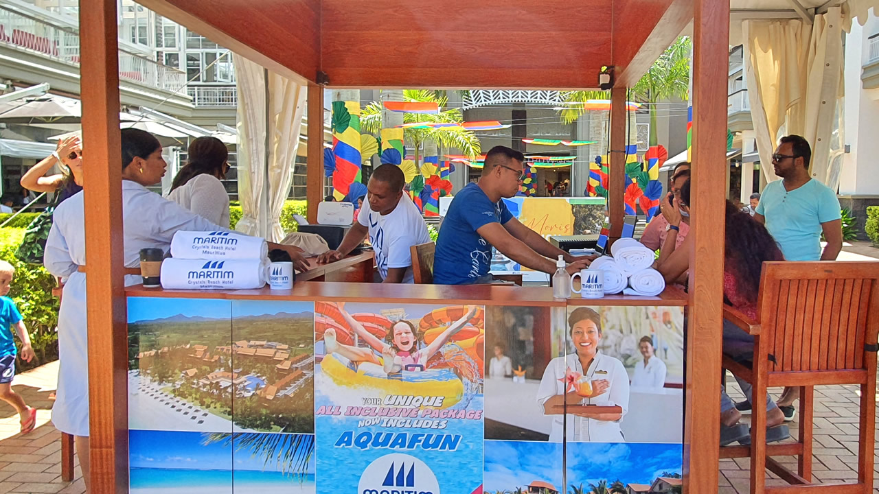 Le stand de DéfiDeal et Crystals Beach Maritim est situé sur l’esplanade de Bagatelle Mall à côté du food court. 