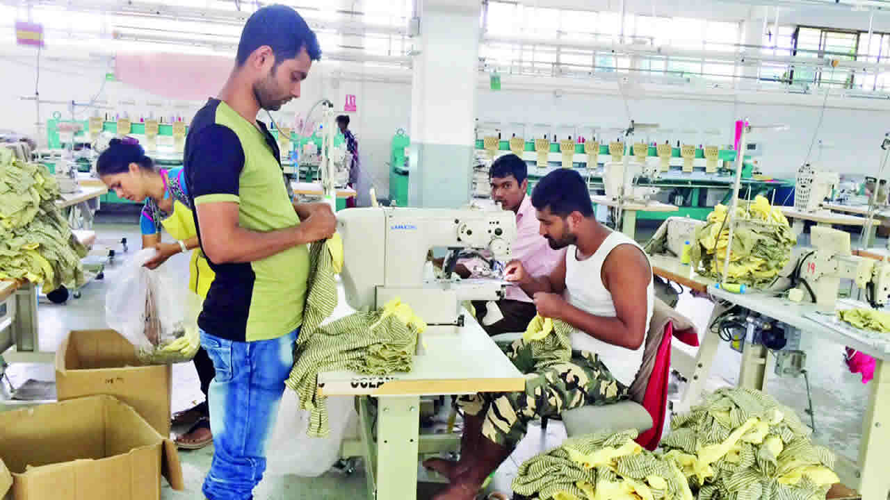 Mauriciens et Bangladais à l’oeuvre pour la production.