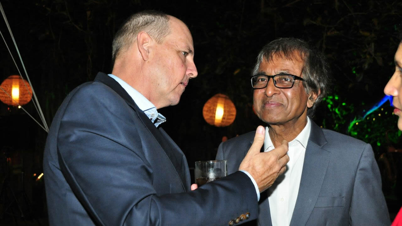 Jean Michel Pitot et le ministre Anil Gayan.