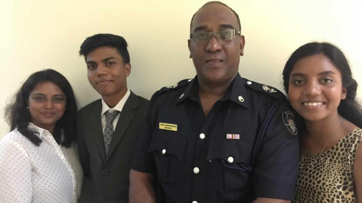 L'officier avec sa famille lors de sa promotion en 2016.