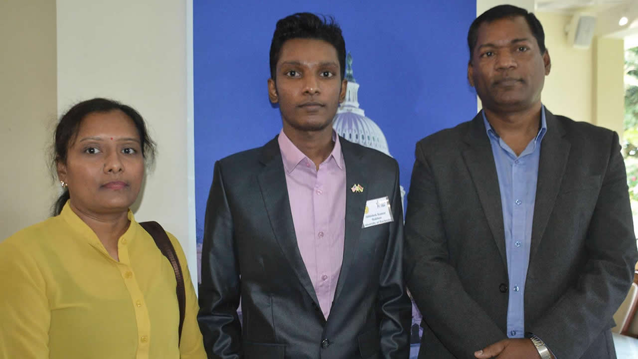 Le jeune boursier en compagnie de ses parents. 