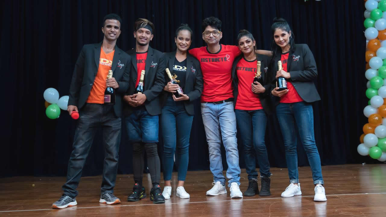 Gaurav Roy Kumar accompagné de ses instructeurs.