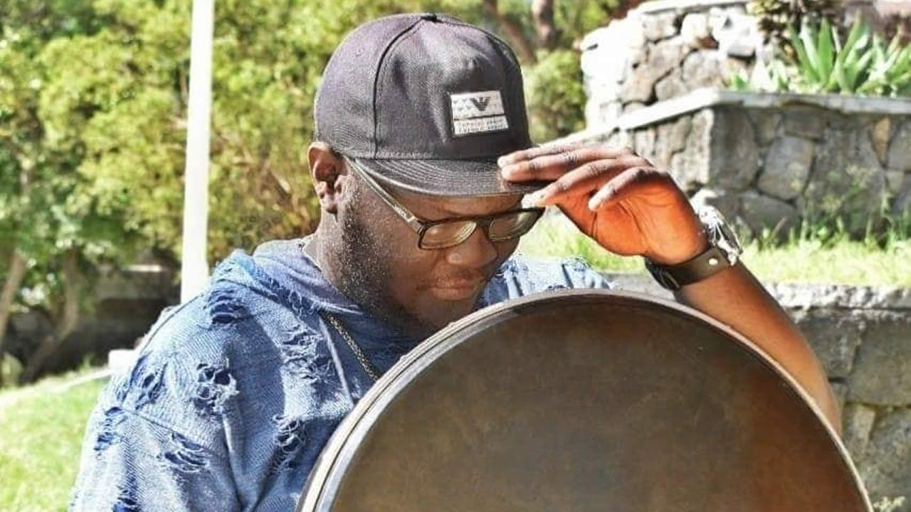 Stewelderson Casimir, alias T-Well, a lancé en 2019 la plateforme  SlamUp Poésie.