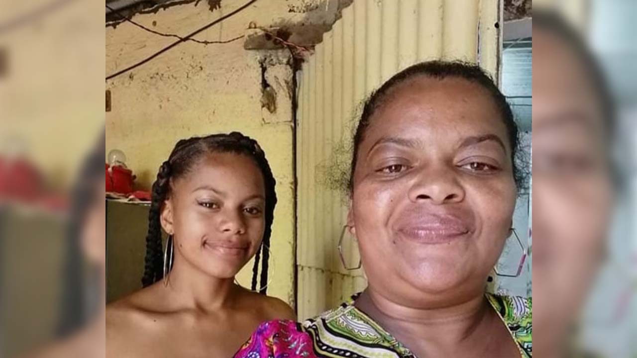 Sharone Edouard et sa fille. Cette habitante d’Henrietta affirme qu’elle a attendu vainement les autobus individuels pour conduire sa fille dans un collège, à Vacoas.