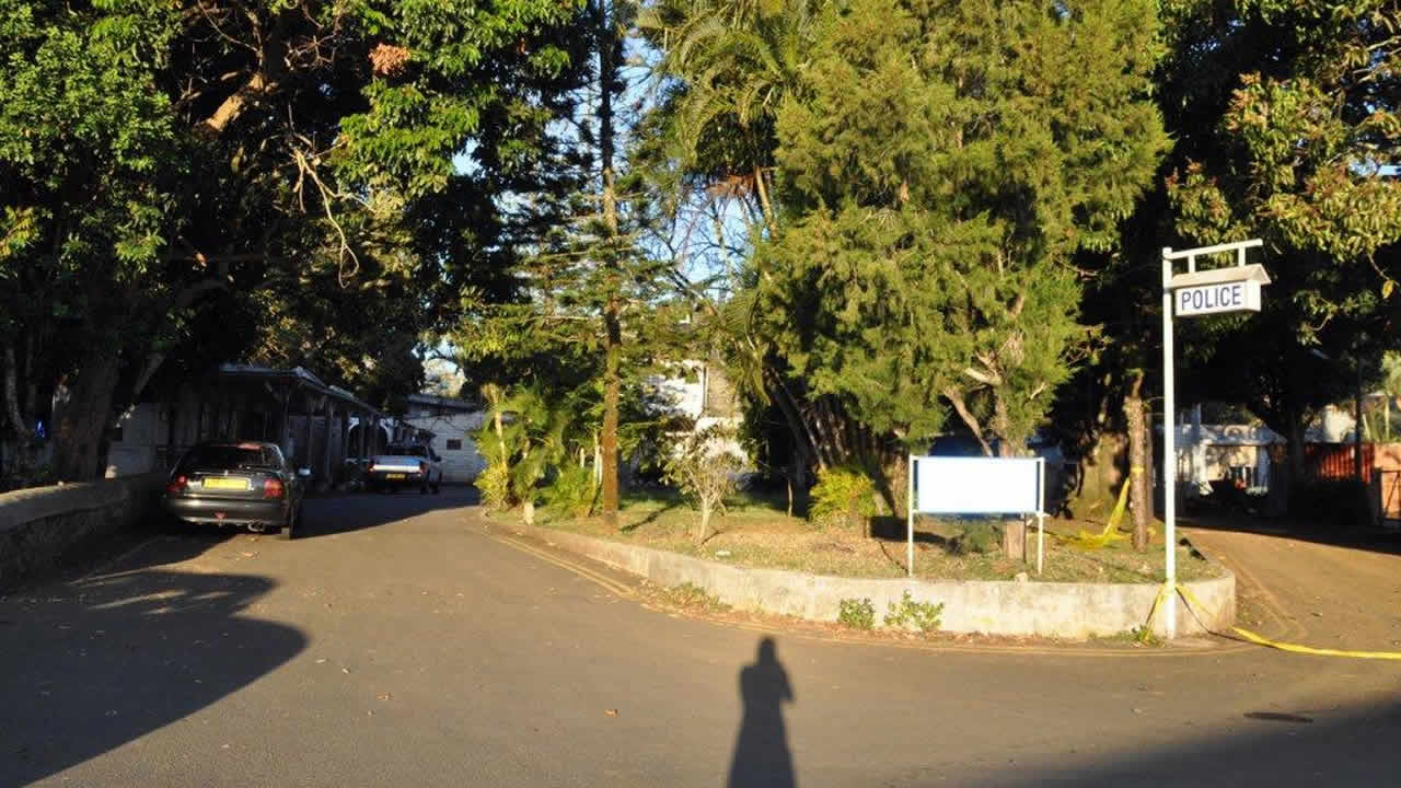Le Français a porté plainte au poste de police de Moka.