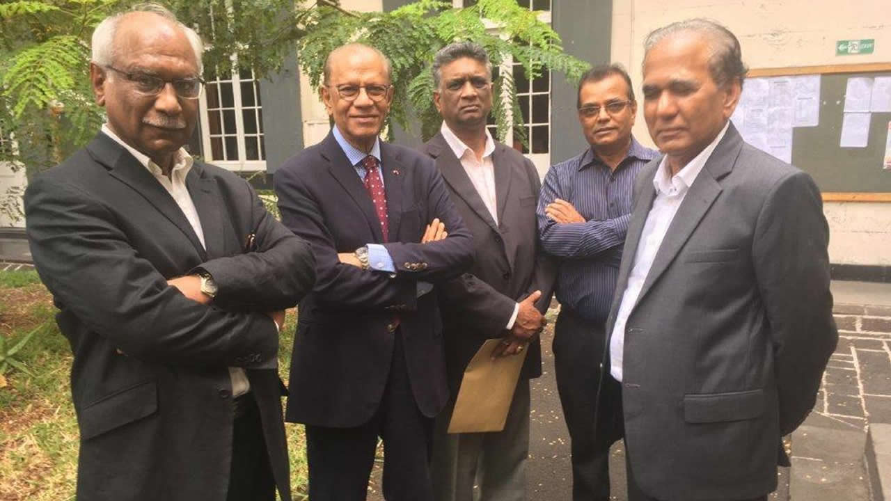 Navin Ramgoolam et ses fidèles lieutenants en Cour suprême vendredi.