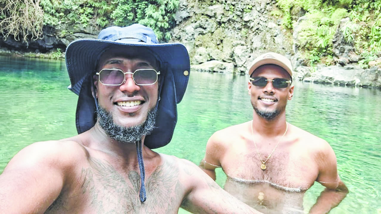 Les cousins Avi (à l’arrière-plan) et Gavesh étaient inséparables.