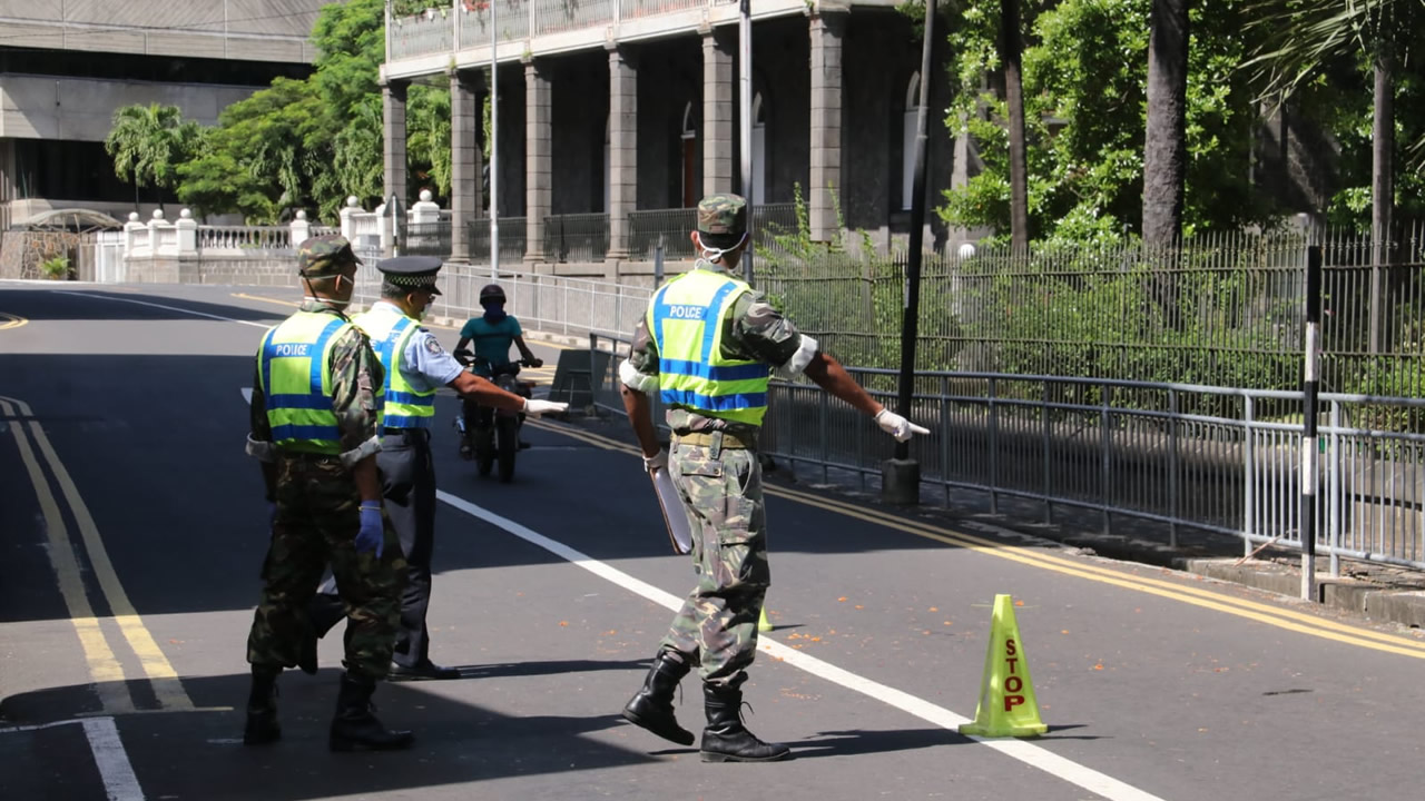 Il est interdit de sortir pour des raisons jugées non essentielles.