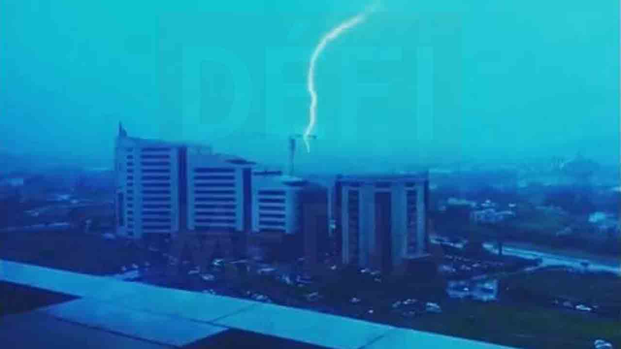 Une grue a été frappée par la foudre sur un chantier de construction à Ebène (Crédit photo 