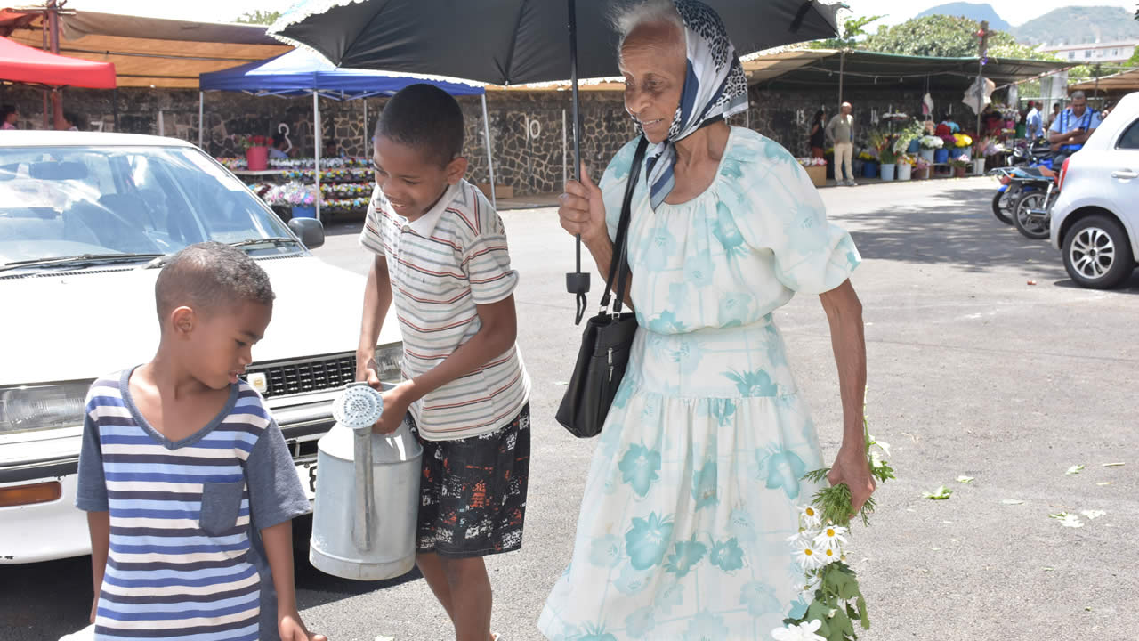 Après la messe, les croyants se rendent au cimetière.