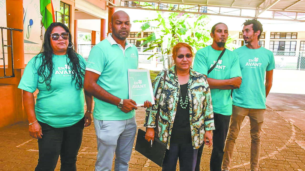 Les candidats d’En Avant Moris encadrant leur présidente, Nita Juddoo.