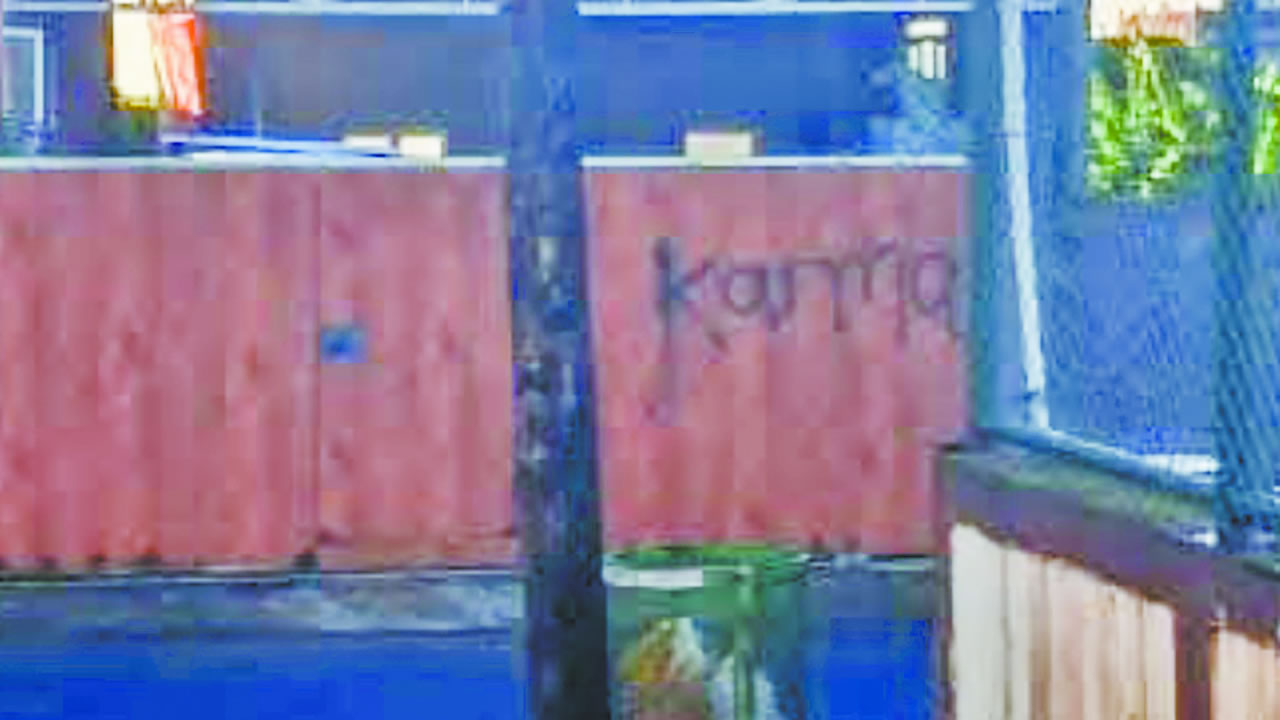 Le mot « Karma » tagué sur le portail.