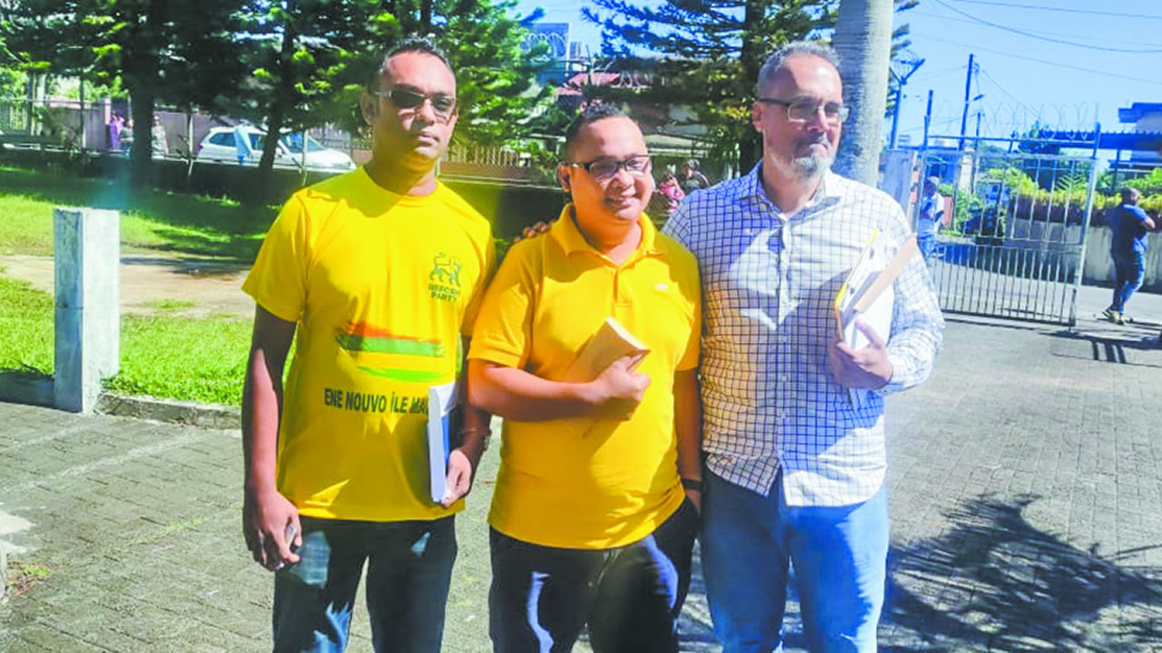Denys Lamy, secrétaire général adjoint du Reform Party et candidat au Ward 5 (en bleu), aux côtés des candidats de son parti dans le Ward 1.
