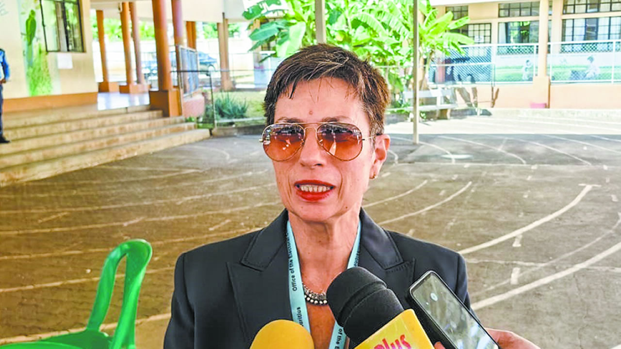 La présidente de l’Electoral Supervisory Commission,  Me Christine Sauzier, a fait la tournée des centres d’enregistrement.