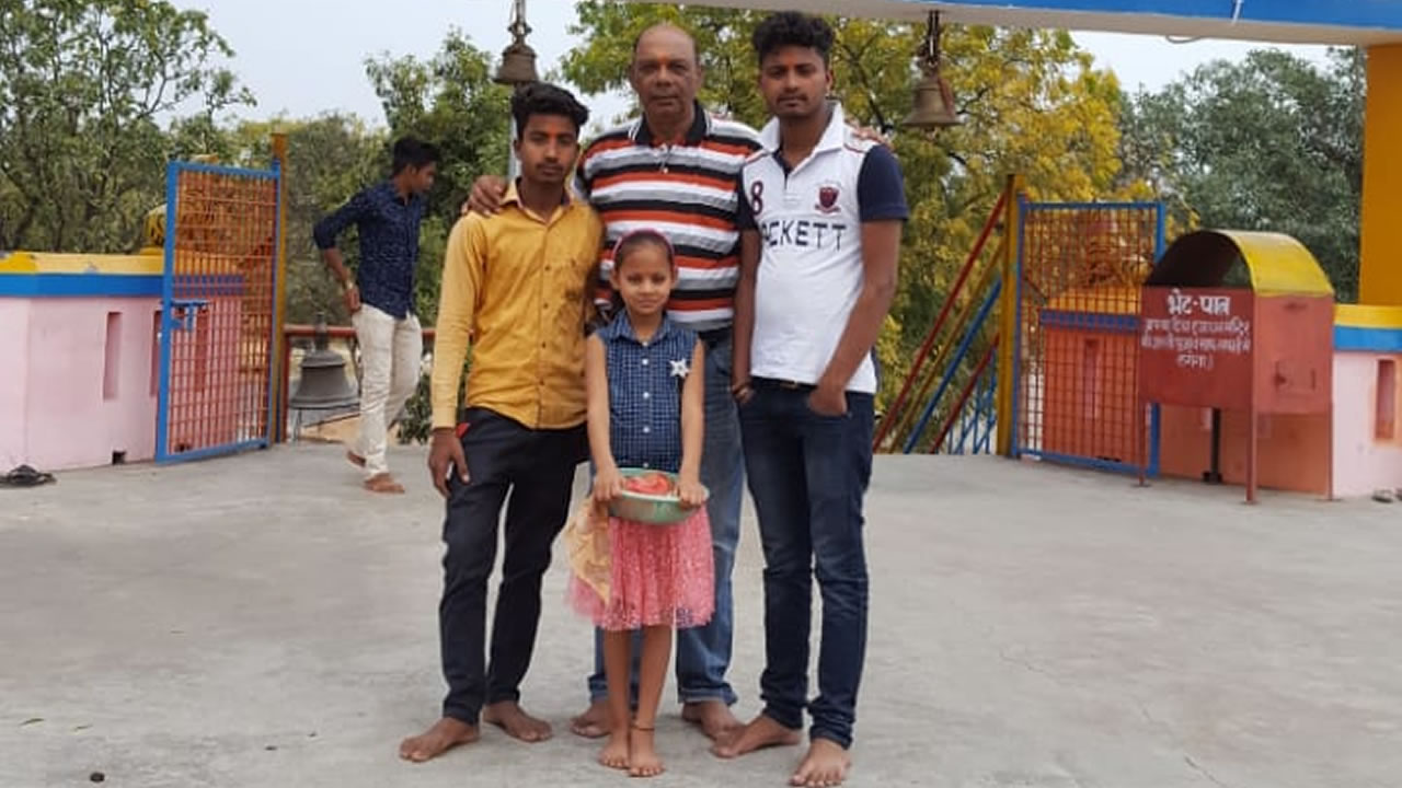 Ajay entouré de ses neveux avec qui il est souvent en contact.