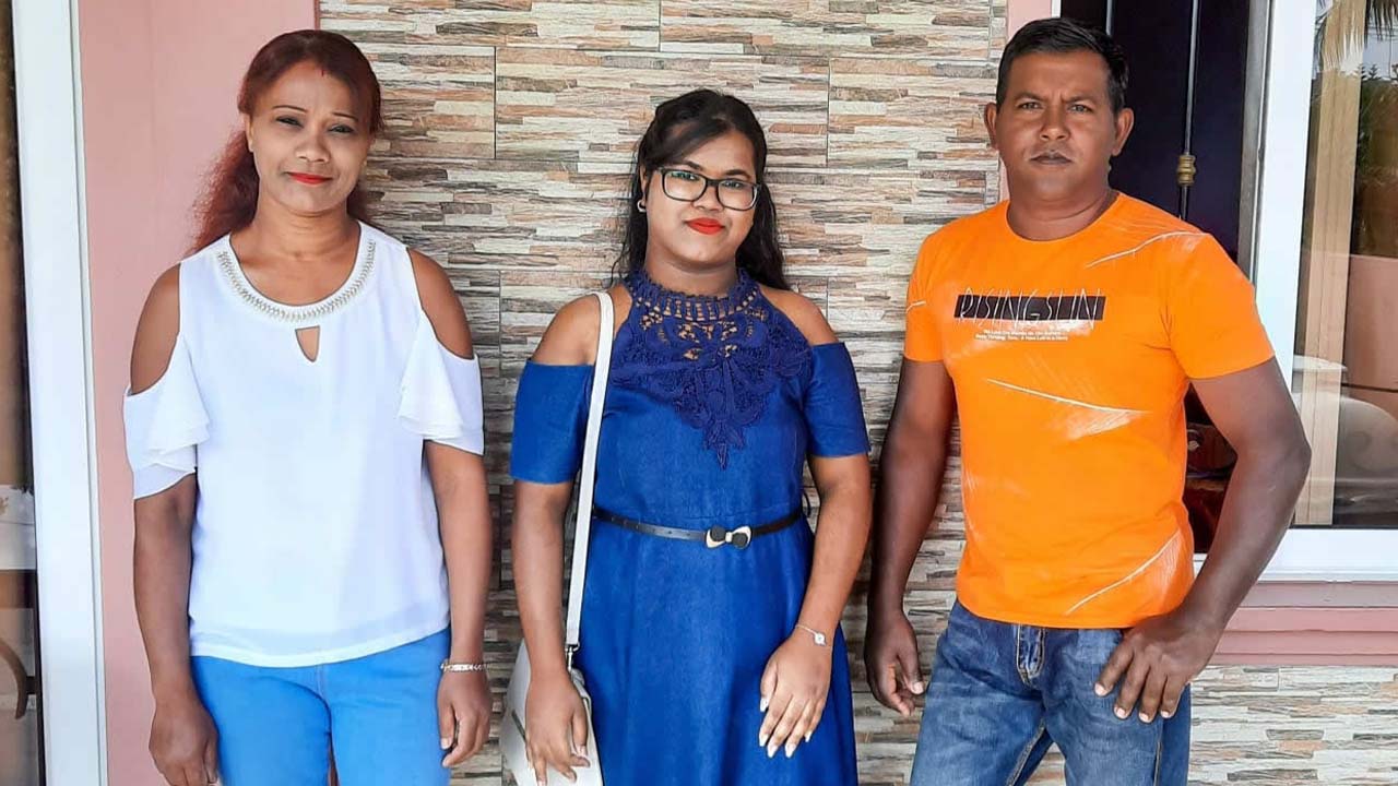 Pallavi Aujayeb en compagnie de ses parents,  Viraj et Vimla.