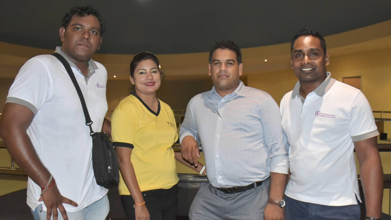 Adarsh Bholah Accountant, Veda Ramdani Admin Clerk, Amez Shamtaully Supervisor et Neeraj Imrith Graphics Designer chez Hyperpharm.