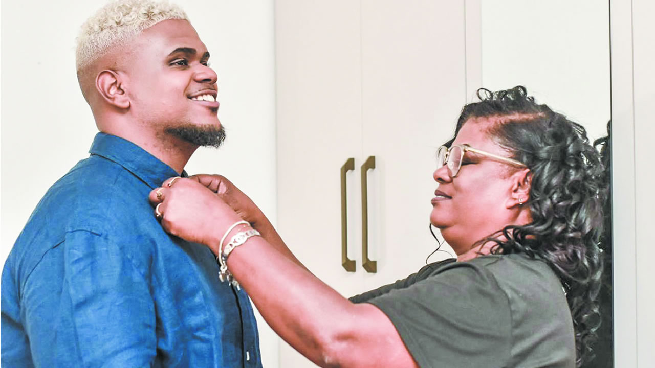 Peu avant la cérémonie, entouré de ses parents, Dolly et José Georgin, véritables piliers de sa vie. 