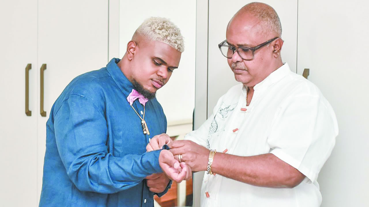 Peu avant la cérémonie, entouré de ses parents, Dolly et José Georgin, véritables piliers de sa vie. 