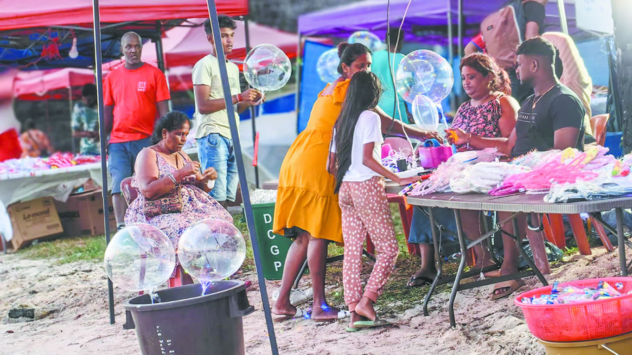 Des marchands ambulants proposent snacks et ballons lumineux aux familles venues profiter de la soirée.