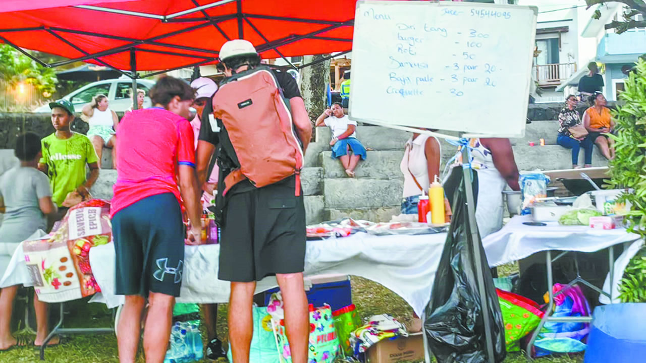 Des marchands ambulants proposent snacks et ballons lumineux aux familles venues profiter de la soirée.