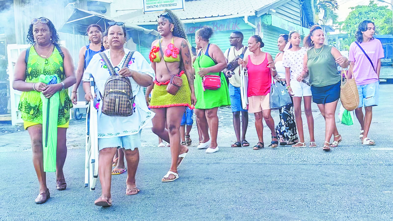 Des marchands ambulants proposent snacks et ballons lumineux aux familles venues profiter de la soirée.