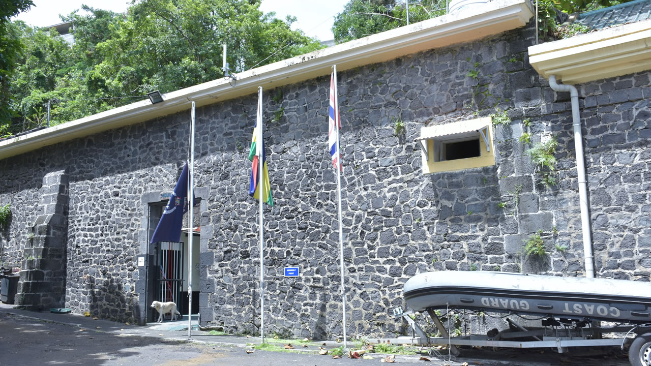 Le bâtiment des garde-côtes.