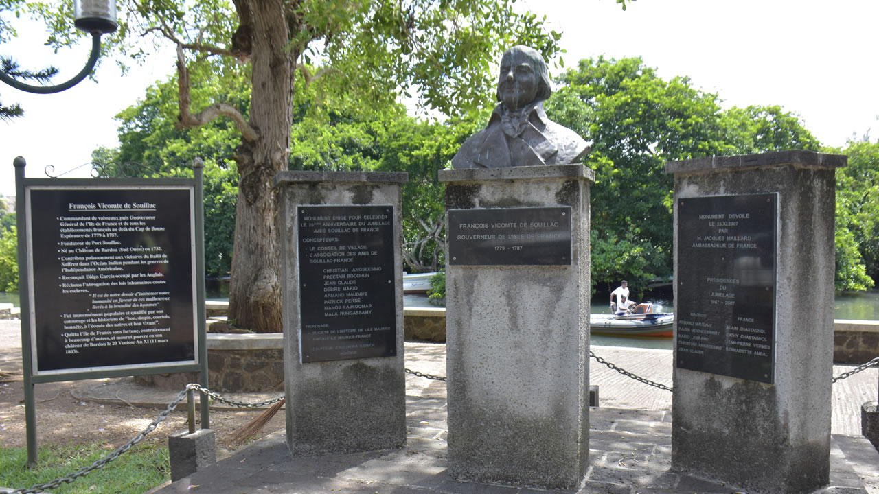 Le buste de François, vicomte de Souillac, gouverneur de l'Isle de France 1779-1787.