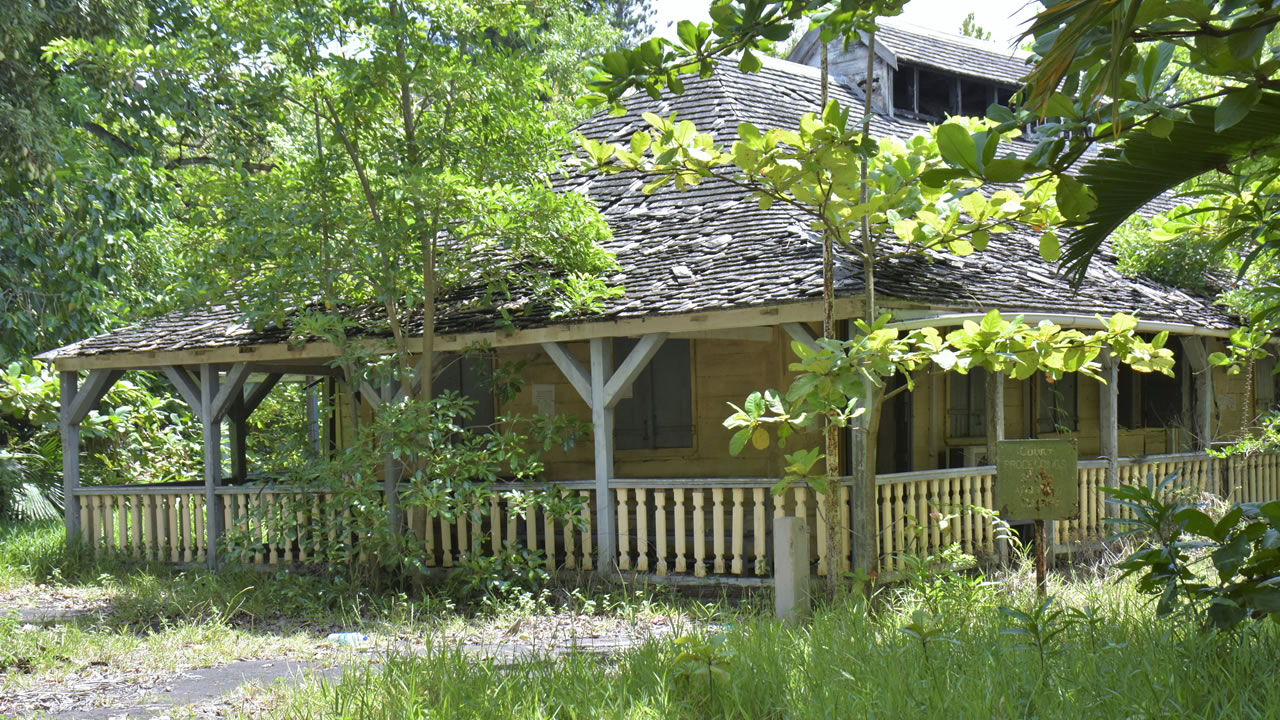 Ancienne magistrature, avec son architecture coloniale, mais des varangues sont à l’abandon.