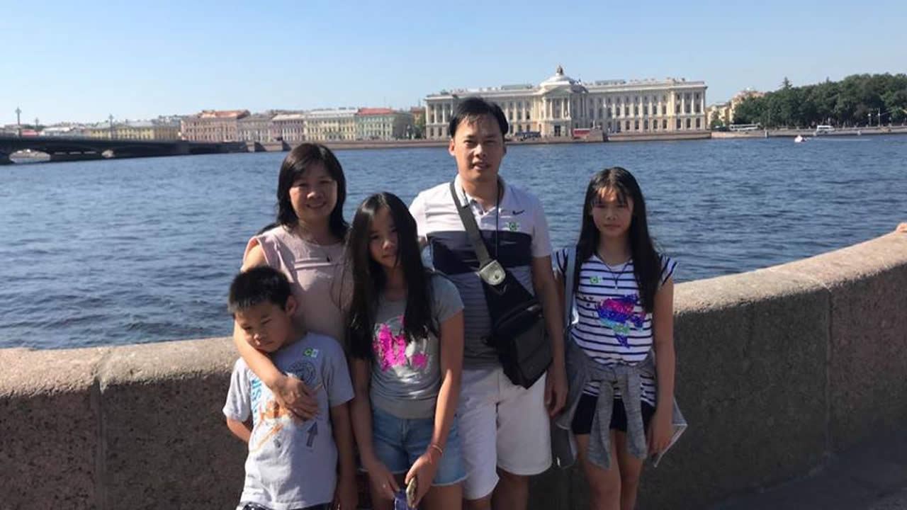 Jean Éric Wong Cheong en compagnie de son épouse, Corinne,  de leur benjamin, Joshua, et de leurs deux filles, Sherilyn et Caitlyn.