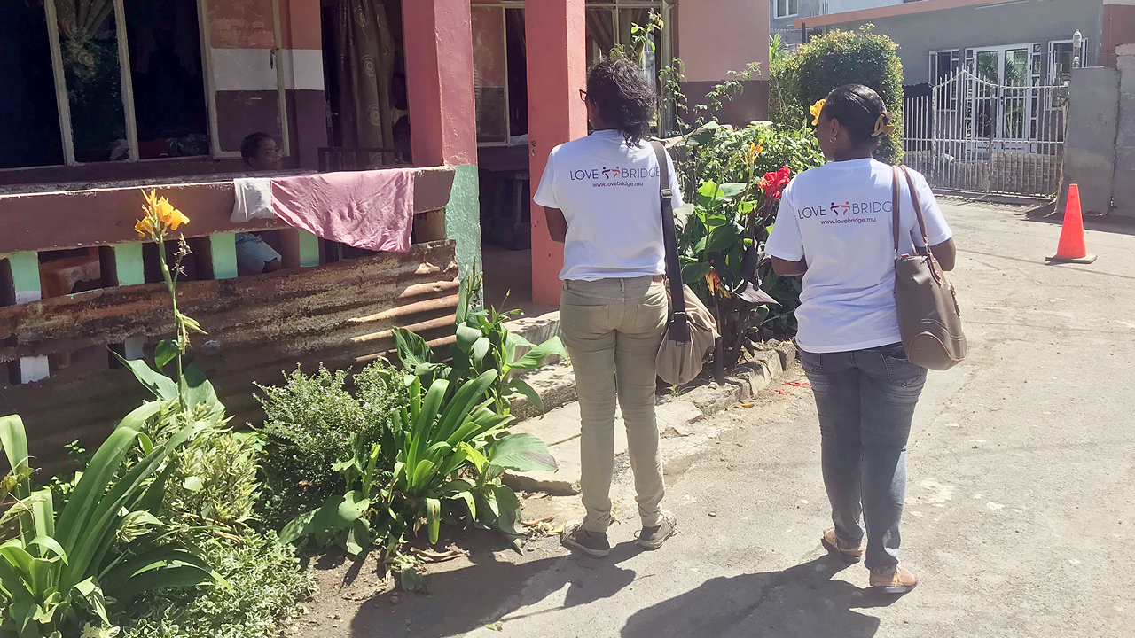 Lorsqu’elles se rendent à Bel-Ombre,  Kat et Dhareena s’arrêtent pour prendre des nouvelles des habitants.