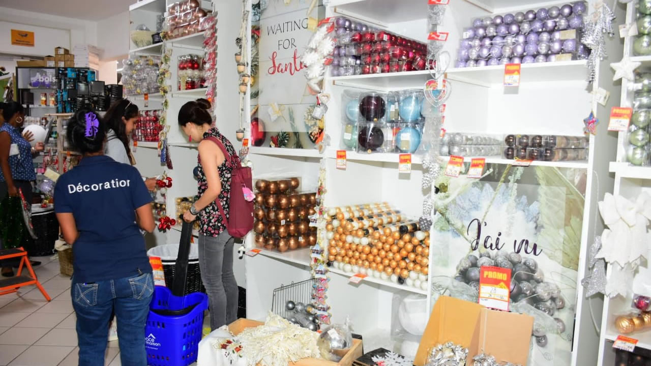 Les clients achètent leurs décorations de Noël.