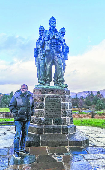 Passionné de voyage, il affectionne l’Écosse. Ici, devant le Mémorial des commandos.
