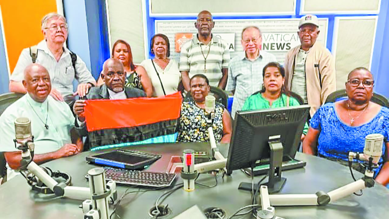 La délégation dans les studios de Vatican News, en compagnie du père Georges Chung, en mission à Rome.