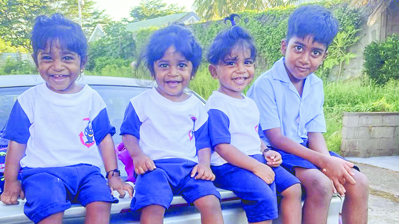 Shylen, l’aîné, est un grand frère à la fois câlin et protecteur.