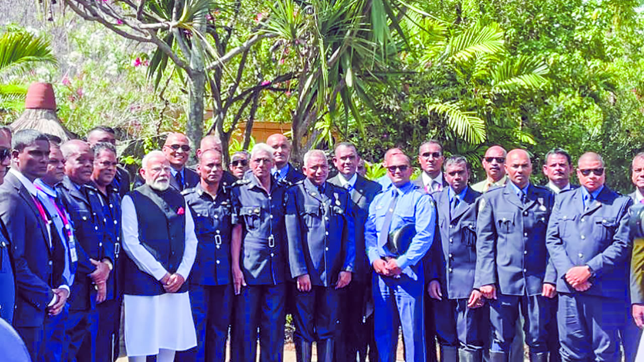 Dans le cadre de ses fonctions, il a rencontré le Premier ministre indien Narendra Modi.