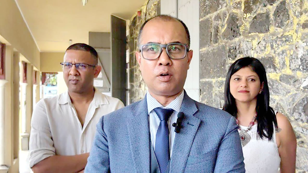 Avinash Bissessur, Akil Bissessur (en costume) et Doomila Moheeputh au tribunal de Mahébourg, lundi après-midi.v