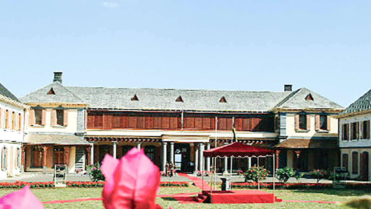 À l’origine, Le Réduit fut construit comme une forteresse pour la défense contre les attaques par Pierre Félix Barthelemy David, alors successeur de Mahé de La Bourdonnais.