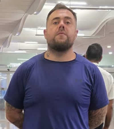 Lui, c’est Daniel Jonathan Pearson, le neuvième suspect qui devait faire la diversion.