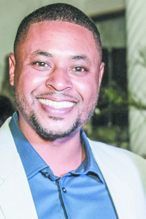 Jacques-Henry Dick est coordinateur de formation en pédagogie interactive à travers l’art.