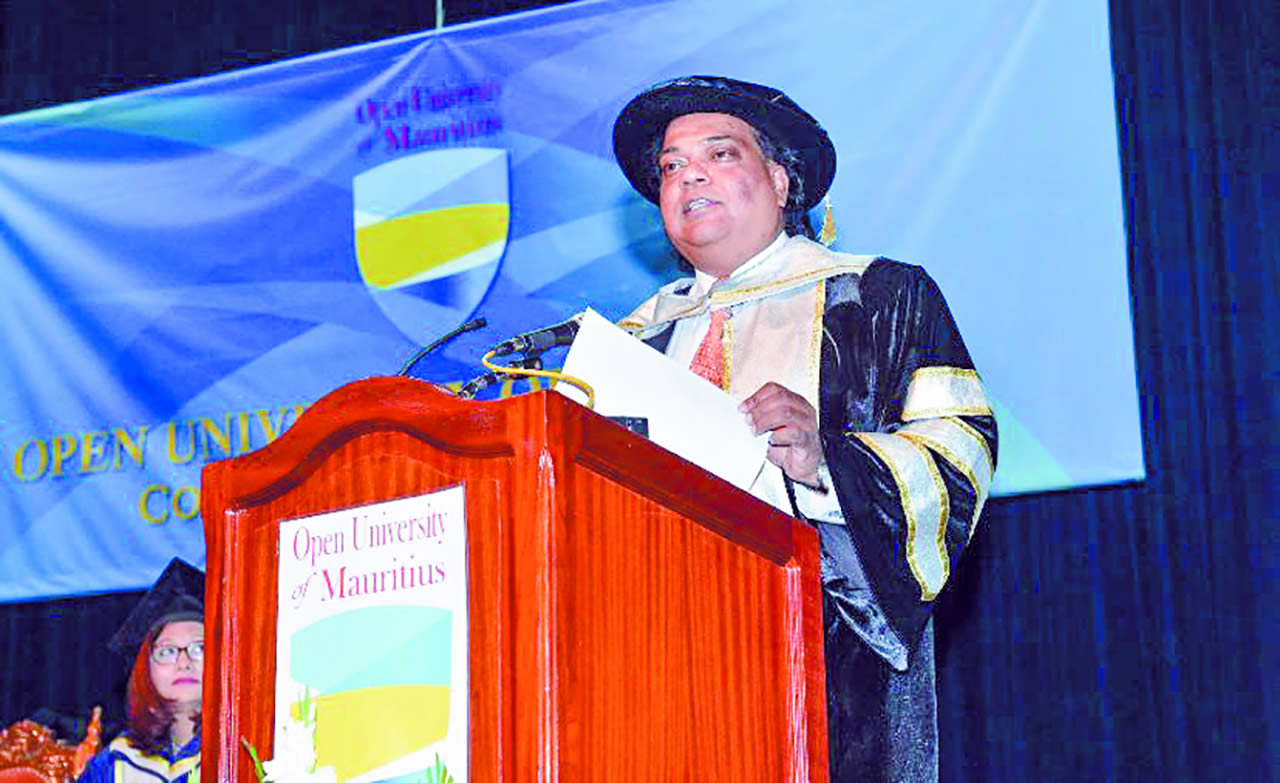 La première cérémonie de remise de diplômes de l’Open University s’est tenue en 2015.