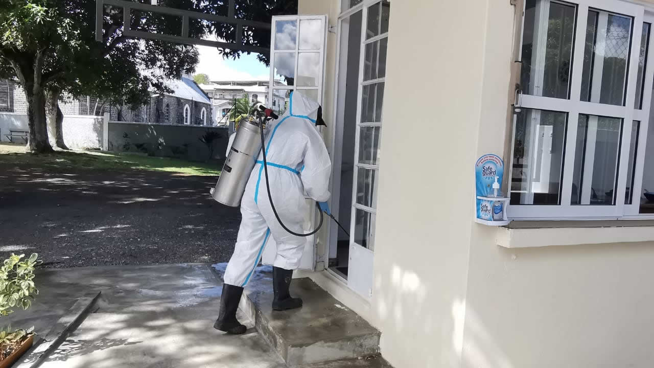 L’exercice de désinfection dans les écoles