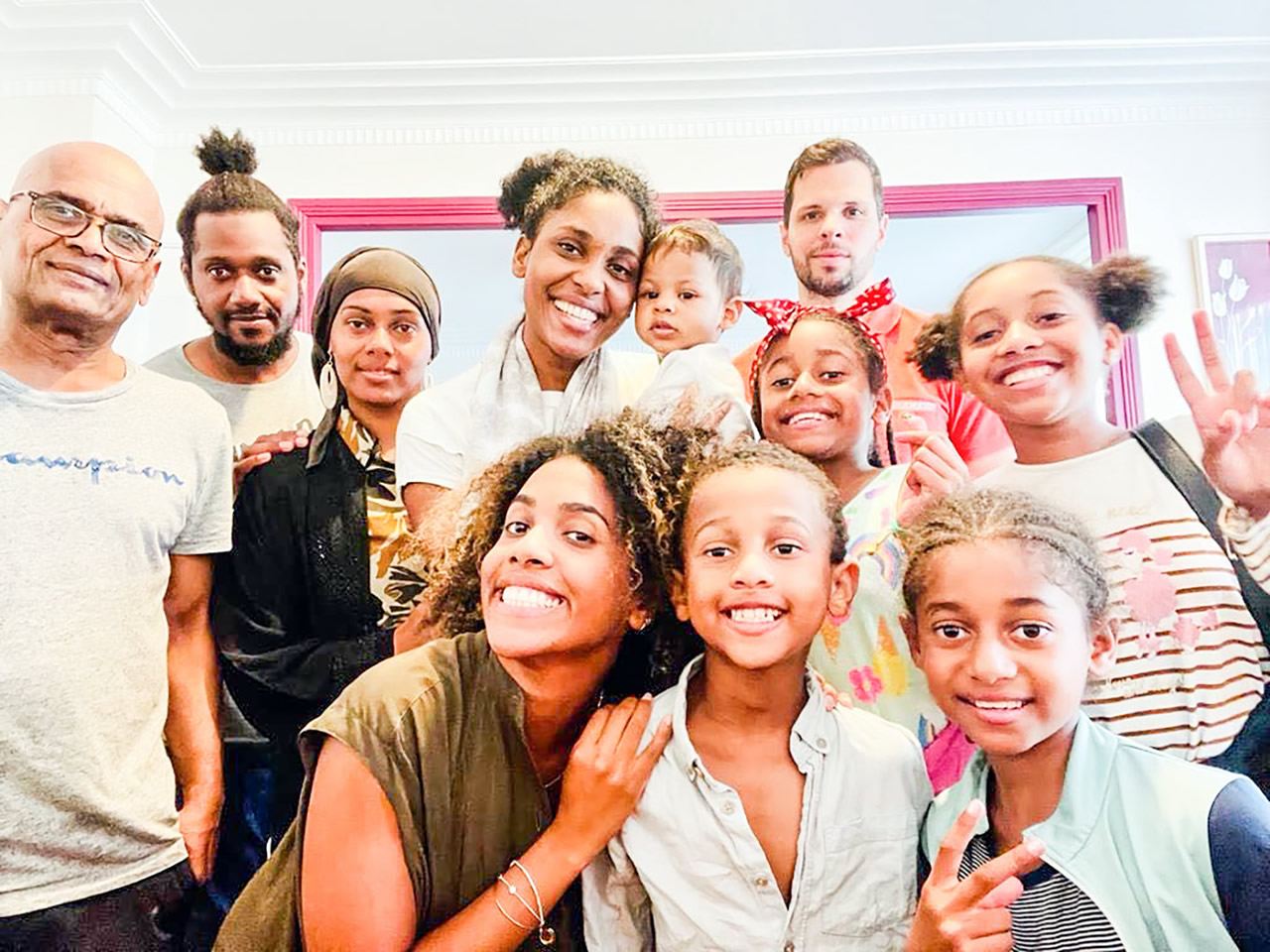 La photo de famille de Laval avec ses filles, deux des époux de celles-ci, et les petits-enfants.
