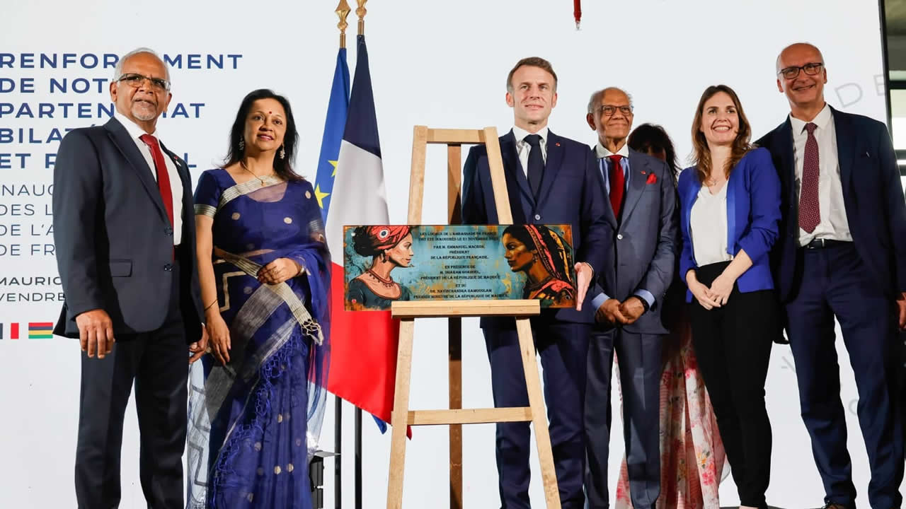 Le Président Gokhool et son épouse ont rejoint Emmanuel Macron, Navin Ramgoolam et l’ambassadeur de France à Maurice, Frédéric Bontems, sur le podium pour la cérémonie officielle.