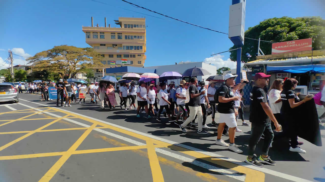 Les participants ont défilé depuis le stade de Candos jusqu’au Teachers’ Training Hall à Quatre-Bornes.