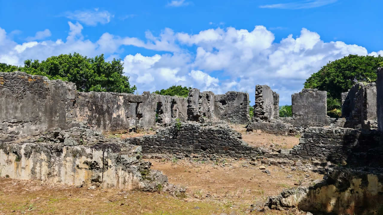 Les ruines visibles au Musée Frederik-Hendrik datent de l’ère française sur les vestiges hollandais qui sont sous terre. Les Français prirent possession de l’île en 1722 et utilisèrent du mieux qu’ils le pouvaient les restes, avant de bouger sur Port-Louis.