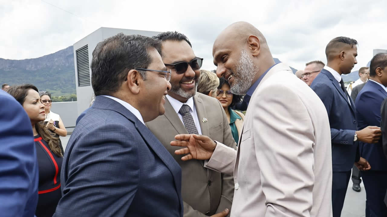 Nawaz Noorbux, Deputy CEO du Défi Media Group, en conversation avec les députés Farhad Aumeer et Fawzi Allymun.