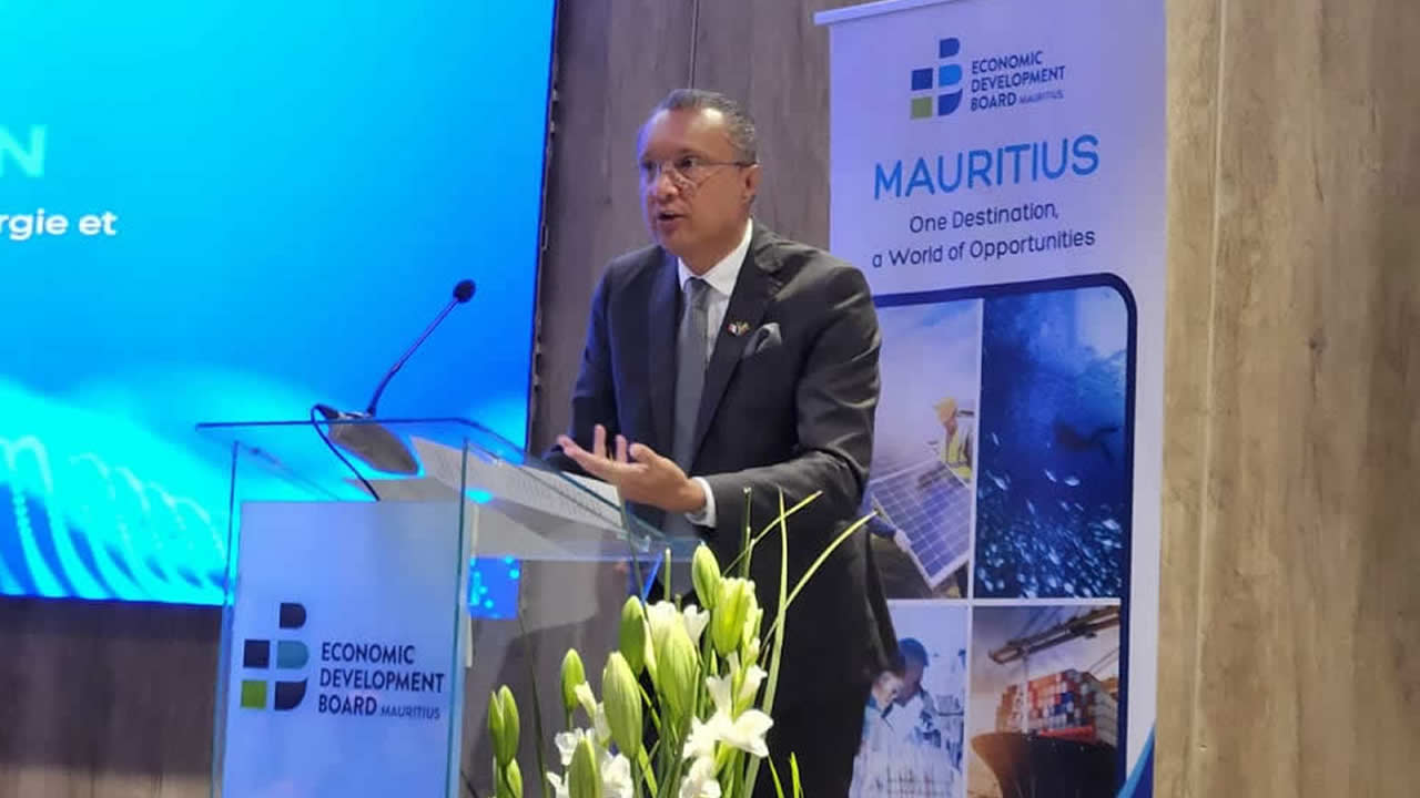 Assirvaden est ministre de l’Énergie et des Services publics.